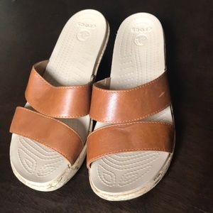 Crocs A-Leigh Brown Double Strap Wedge Leather Sandals  Womens Shoes Size 7